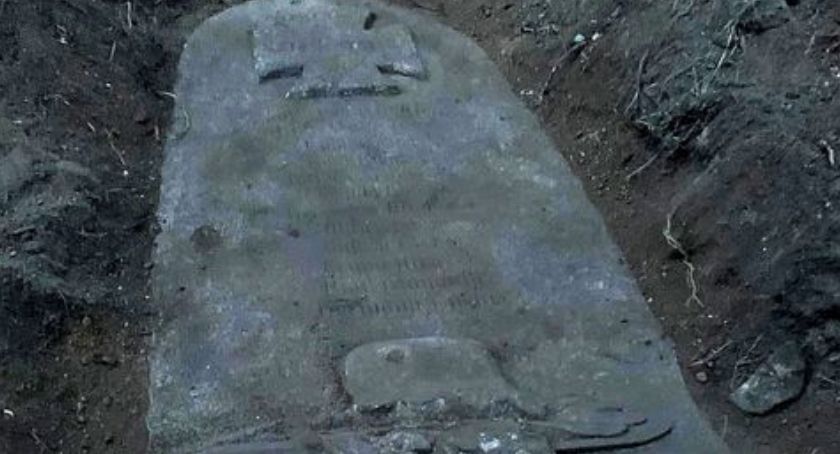 W Michałowicach odkopano pomnik z pierwszej wojny światowej