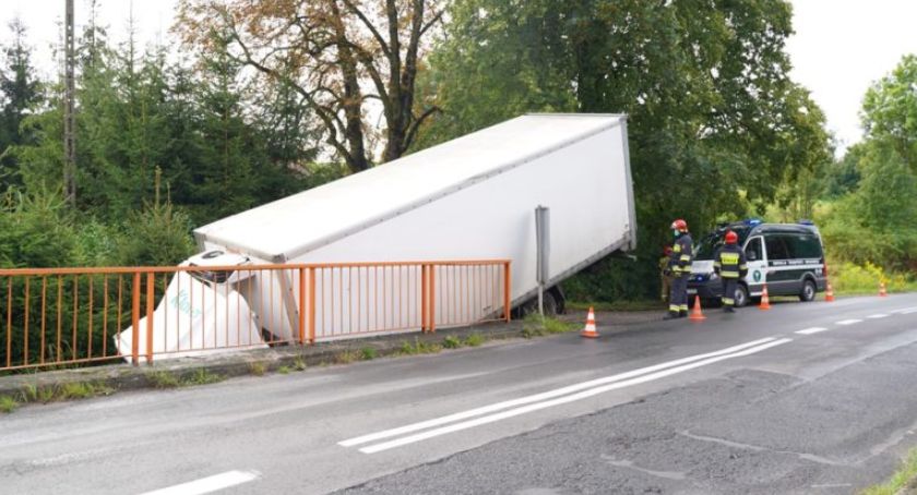 Ciężarówką wjechał do strumyka