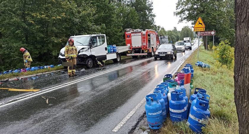 Jelenia Góra : Dostawczak uderzył w tył osobówki. Tworzą się korki!