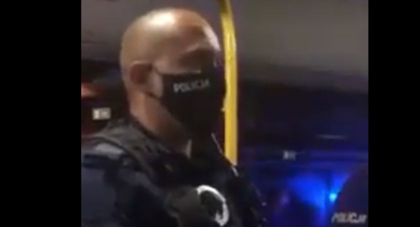 Jelenia Góra - Jechał autobusem z hulajnogą. Został wyprowadzony przez policję. Zobacz nagranie.