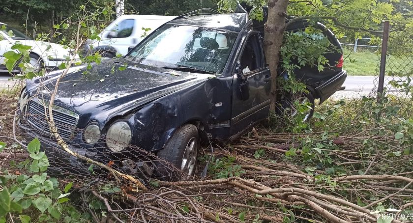 Jelenia Góra : Mercedes rozbił się na drzewie