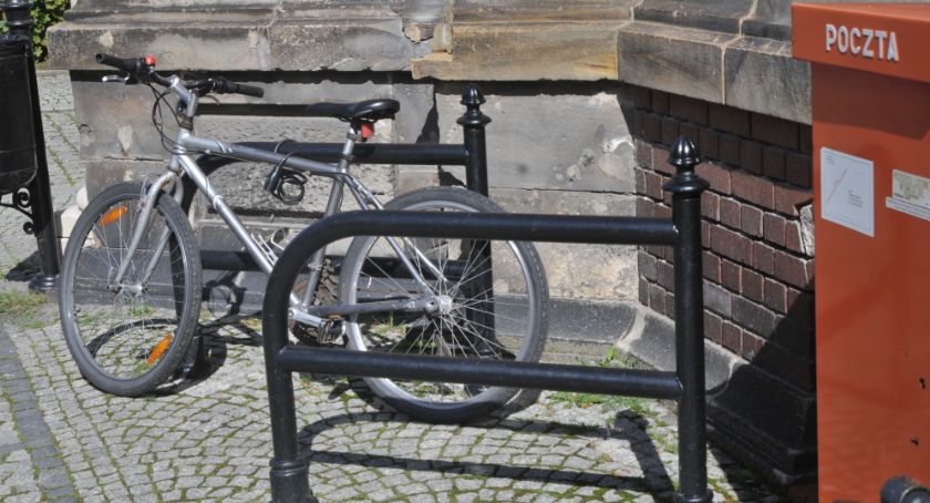 W Jeleniej Górze przybywa stojaków rowerowych