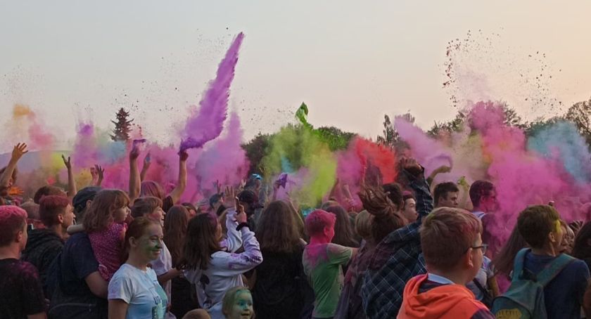 Dzień kolorów - na jeleniogórskich błoniach bawił się wielobarwny tłum