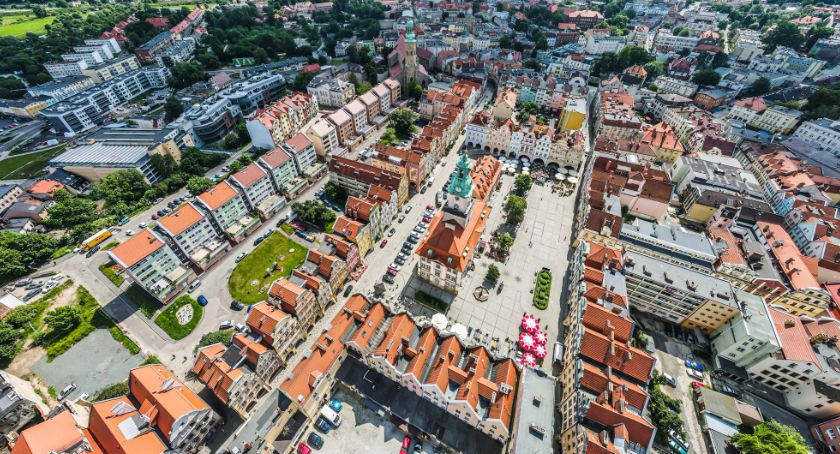 Jelenia Góra : wandal pomazał świeżo odnowione kamienice