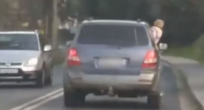 Niebezpieczne zachowanie dziecka? Nieodpowiedzialni rodzice? To mogło skończyć się tragicznie.