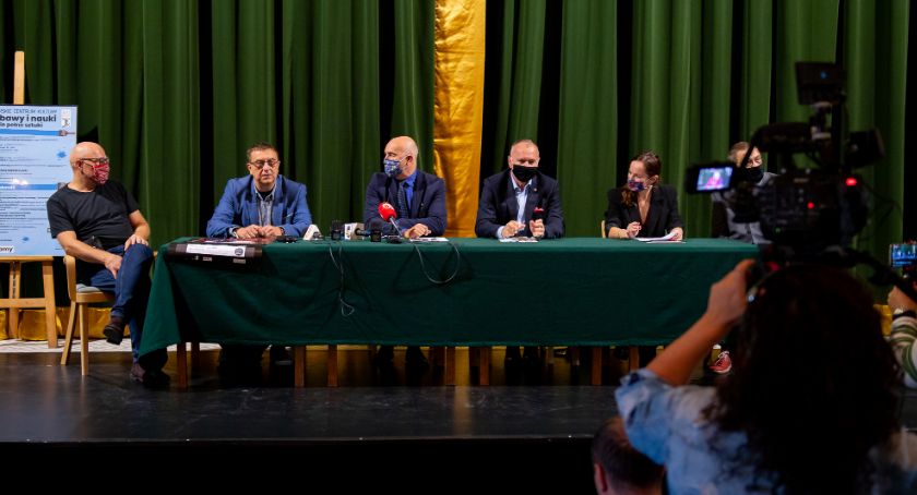 W teatrach i BWA jest bezpiecznie. Zapraszamy na spektakle!