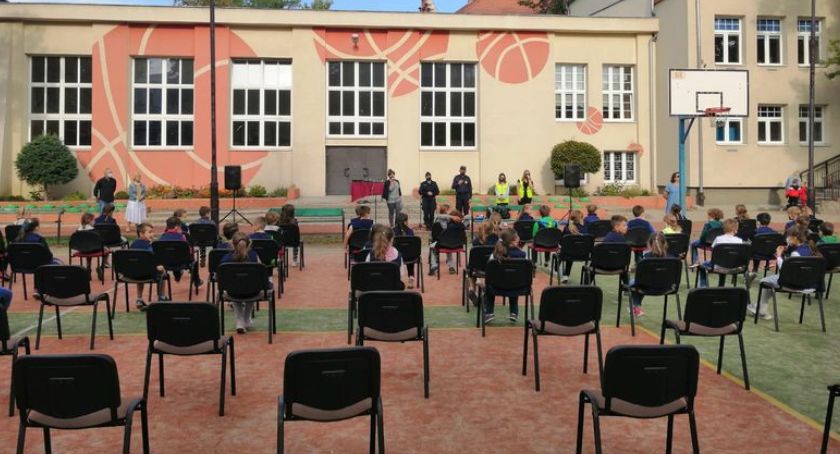 Policjanci spotkali się z uczniami SP2