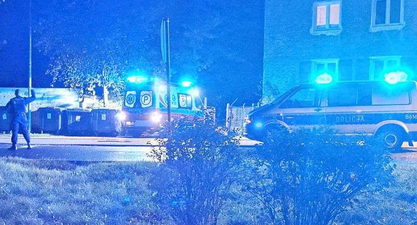 Kobieta wypadła z okna. Trafiła do szpitala.