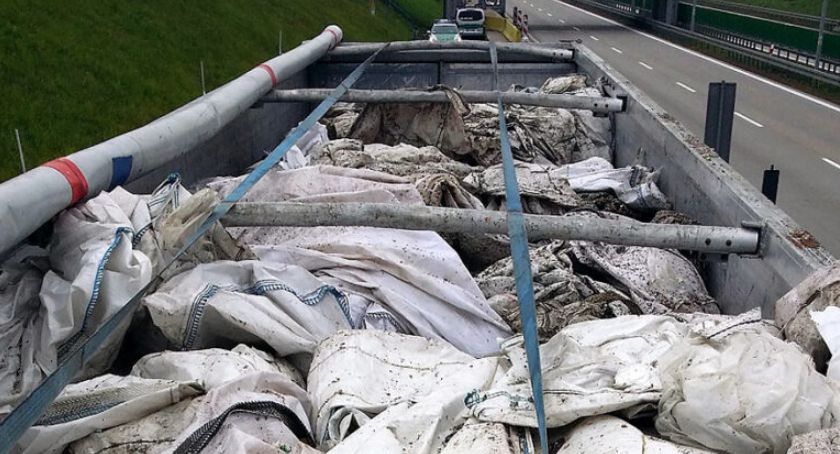 Zatrzymano nielegalny transport 20 ton odpadów