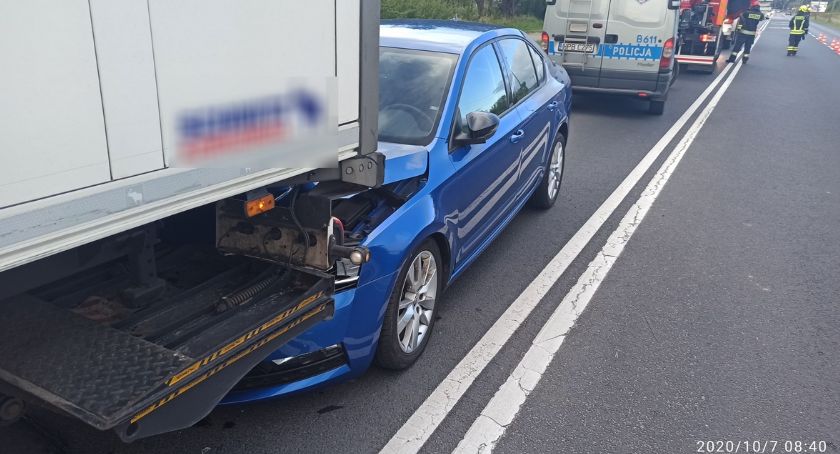 Utrudnienia na ul. Sobieszowskiej. Skoda najechała tył naczepy samochodu ciężarowego.