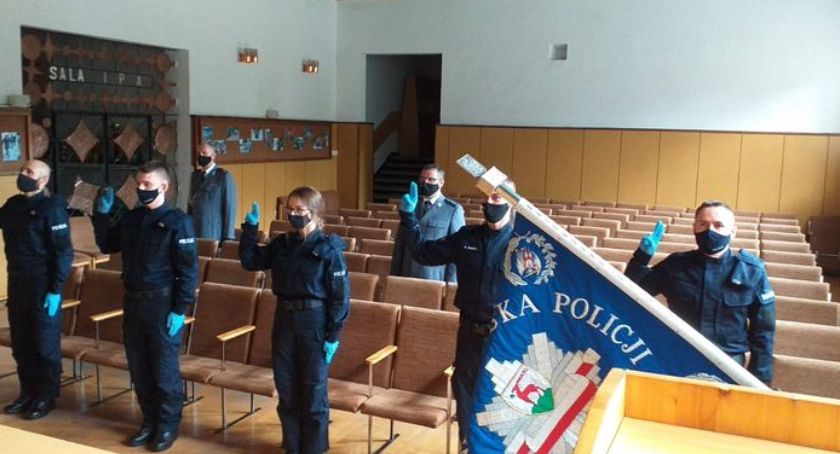 Ślubowanie młodych policjantów.