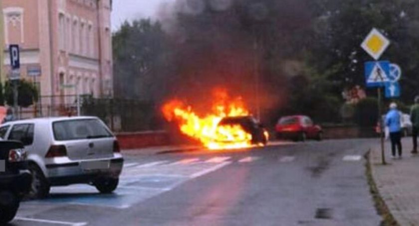W centrum Gryfowa spłonął samochód