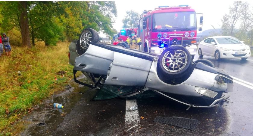 Dachowanie Audi w Rybnicy. Dwie osoby w szpitalu!