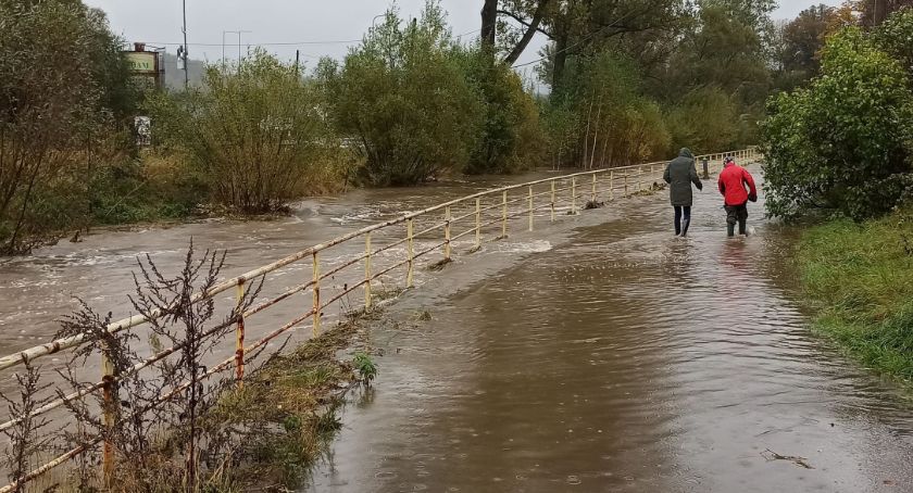Intensywne opady deszczu i podtopienia. Prezydent ogłosił pogotowie przeciwpowodziowe!