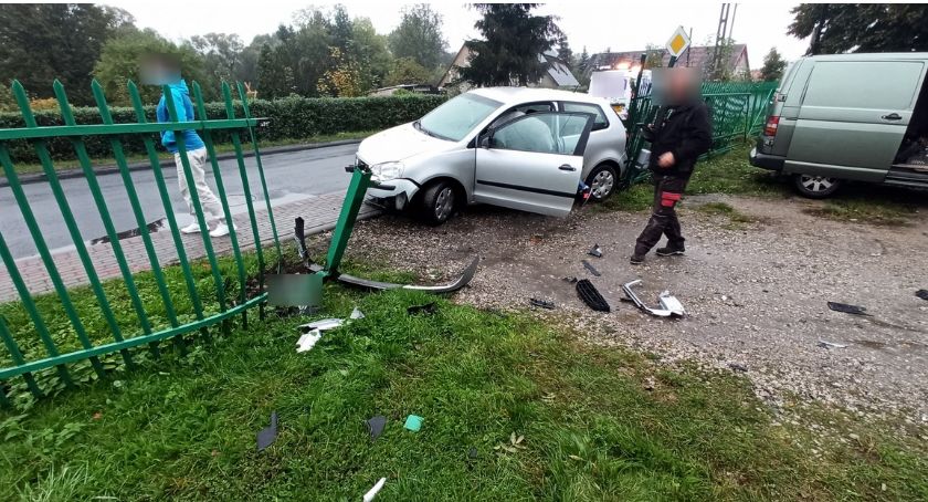 Wpadła w poślizg i staranowała bramę