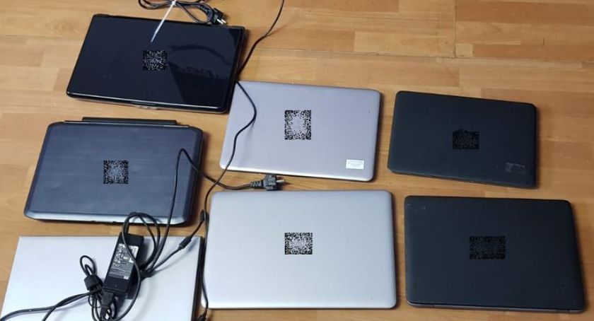 Włamał się do firmy, skąd jego łupem padły  komputery. Część skradzionego mienia policjanci odzyskali.