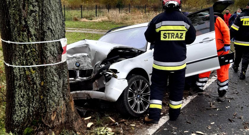 BMW czołowo uderzyło w drzewo. Kierowca w szpitalu.
