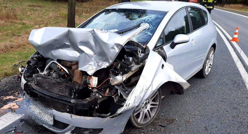 Auto osobowe uderzyło w tył ciężarówki
