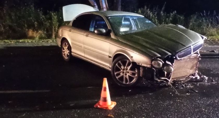 Rozbił jaguara o ścianę budynku