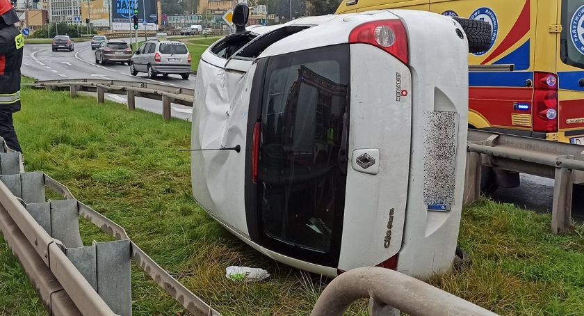 Renault wpadło pomiędzy bariery na pasie zieleni