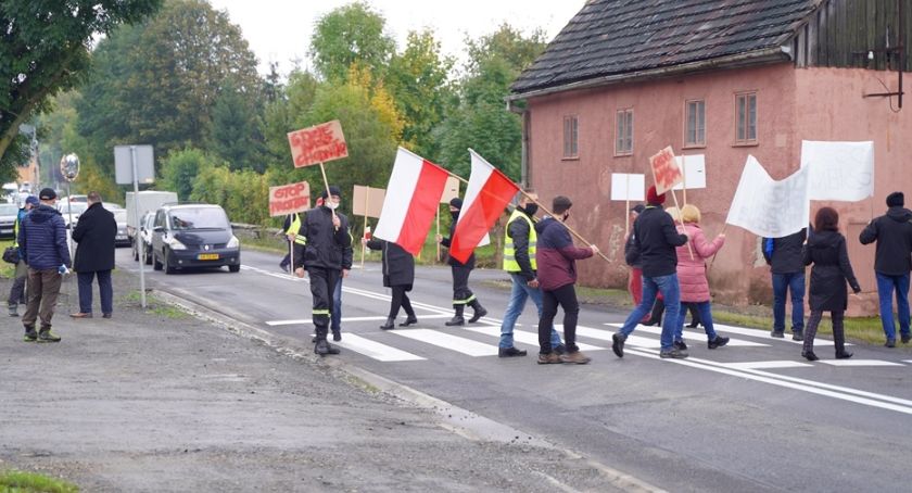 Protest na drodze krajowej w Chmieleniu