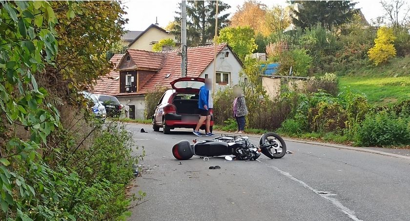 Zderzenie motocyklisty z osobówką w Wojcieszycach