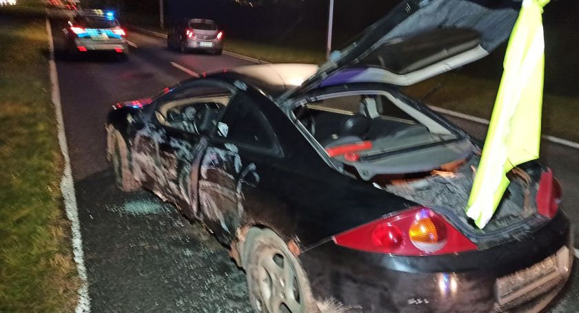 O krok od tragedii. Ford staranował barierki przy przejściu dla pieszych.