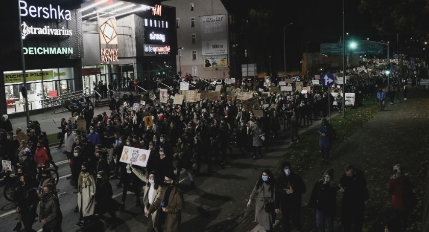 Takich tłumów na ulicach jeszcze nie było! Protest Kobiet w Jeleniej Górze!