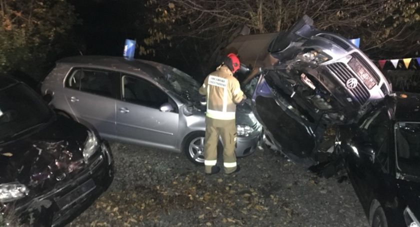 Dachował i staranował 6 samochodów stojących w autokomisie