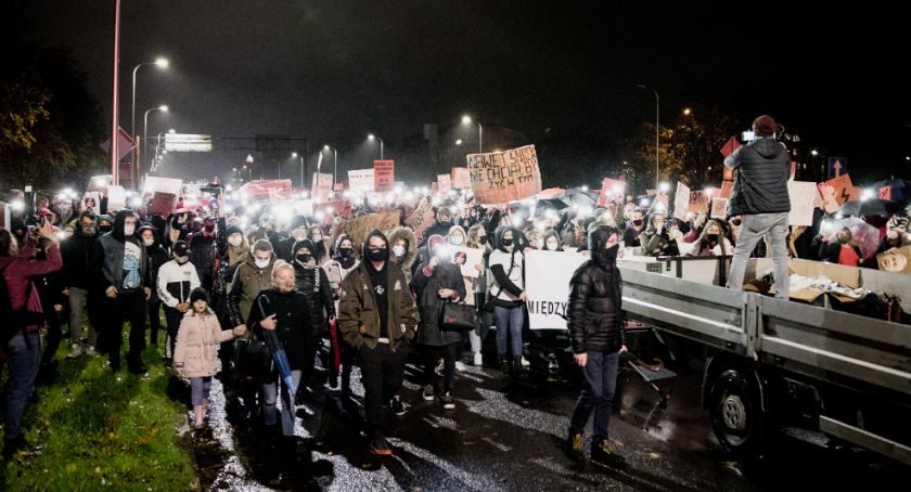 Jelenia Góra - protest w strugach deszczu. Historia pisze się na naszych oczach!