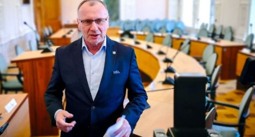 Jelenia Góra wykupi chryzantemy. Realna pomoc czy pokazówka prezydenta Jerzego Łużniaka?