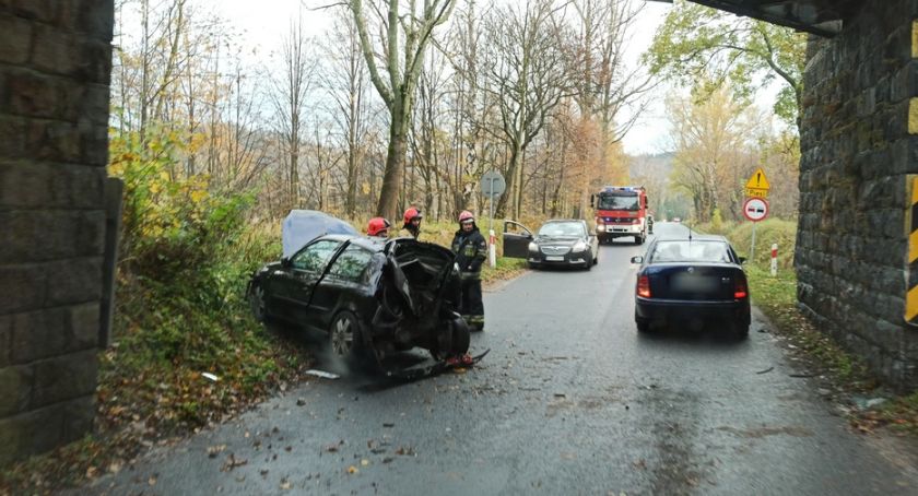 Osobówką uderzył w wiadukt. Utrudnienia w ruchu!