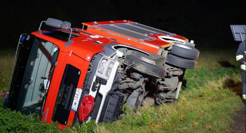 Wóz strażacki wypadł z drogi