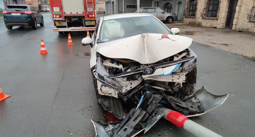 Rozbita Toyota na ul. Wincentego Pola. Kierowca zbiegł z miejsca zdarzenia.