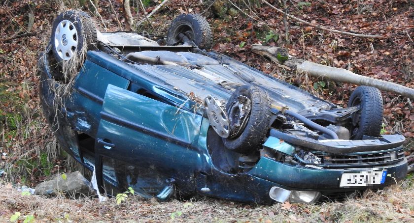 W okolicy Zakrętu Śmierci dachowało auto osobowe