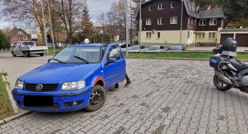 Policjanci zatrzymali kierowcę, który naruszył 3 zakazy sądowe oraz kierował wbrew 3 decyzjom o cofnięciu mu uprawnień.