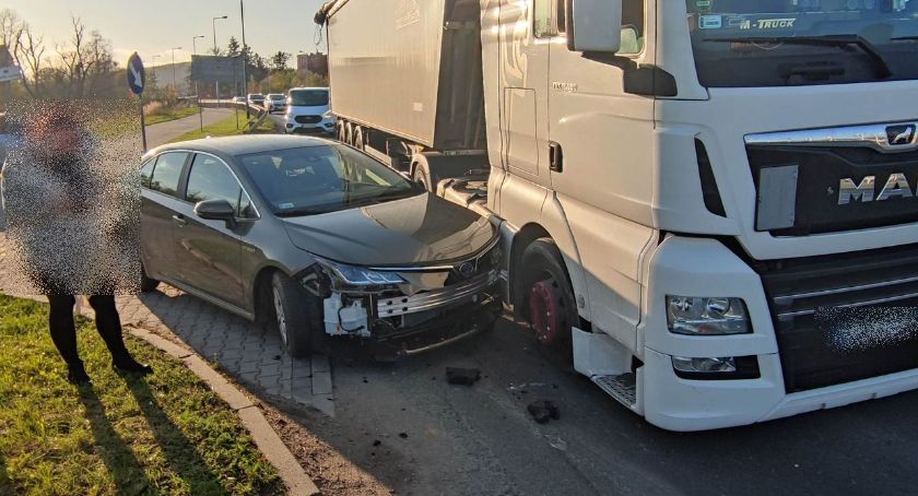 Zajechała drogę ciężarówce. Zderzenie w alei Jana Pawła.
