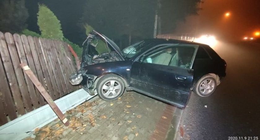 Wpadła w poślizg i staranowała ogrodzenie