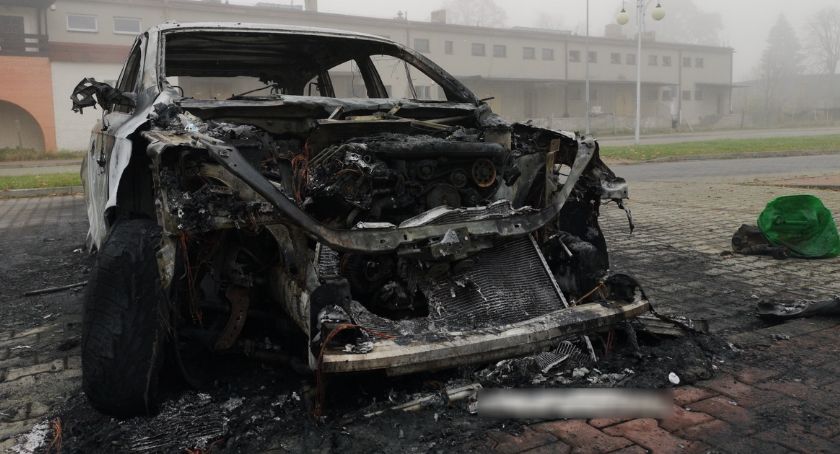 Pożar na ul. Sobieszowskiej w Jeleniej Górze. Audi spłonęło doszczętnie.