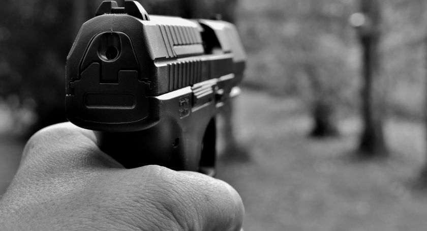 Ze stalowym prętem na turystów. Agresor został postrzelony