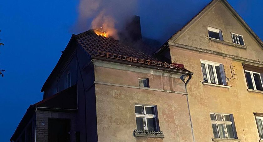 Spłonął dach mieszkalnego budynku