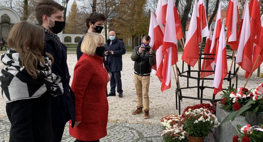 Święto Niepodległości w Jeleniej Górze - złożono kwiaty pod pomnikiem Wolność i Niepodległość