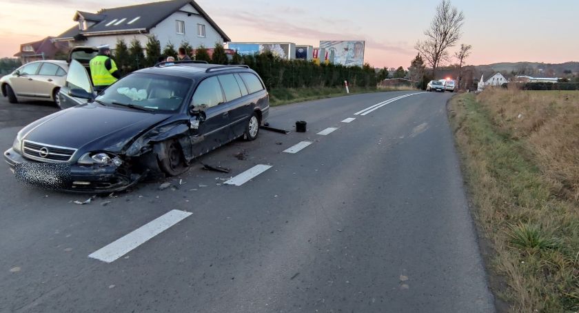 Wypadek w Siedlęcinie. Zderzenie dwóch samochodów osobowych.
