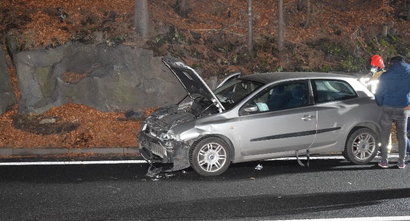 Na DK-3 pod Szklarską Porębą auto wpadło na skały