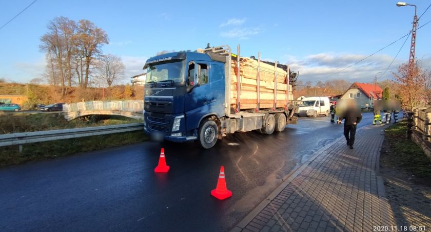 Zablokowana ul. Karkonoska w Łomnicy. Ciężarówka uszkodziła 3 słupy
