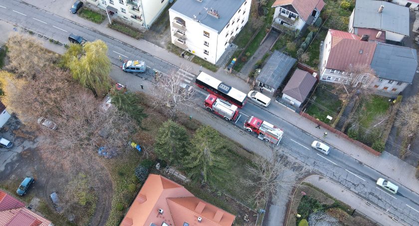 Utrudnienia na ul. Cieplickiej w Jeleniej Górze. Doszło do zderzenia.
