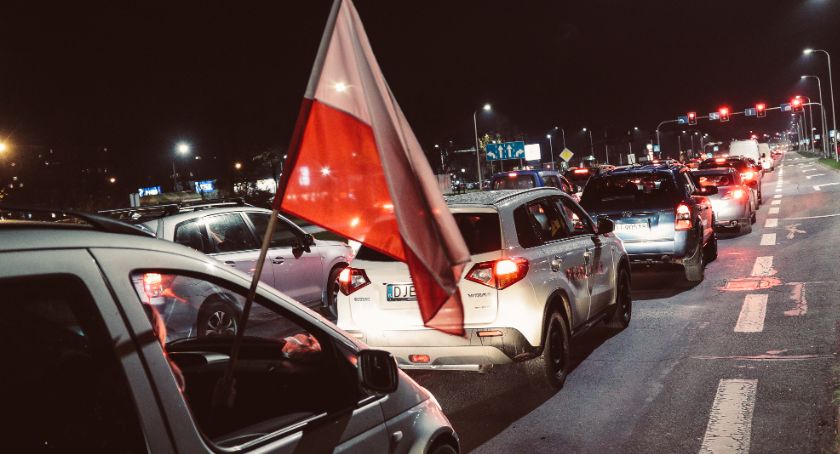 Skromny protest samochodowy w Jeleniej Górze