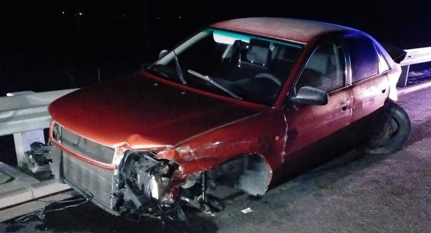 Na trasie S3 audi rozbiło się na barierach. Kierowca uciekł.