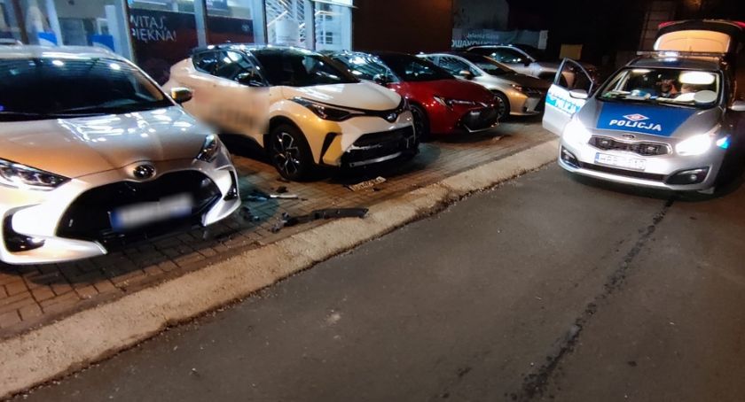 Pijany 30-latek wpadł do salonu Toyoty w Jeleniej Górze. Uszkodził trzy testowe modele.