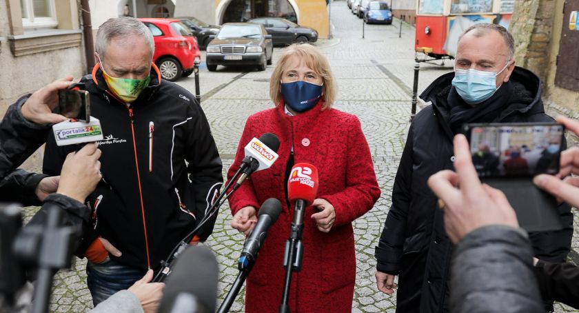 Zawetowanie budżetu to rezygnacja z 60 mld euro